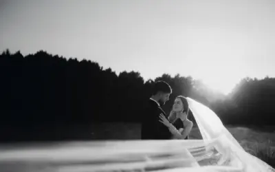 Следсватбена фотосесия по залез в черно бели снимки